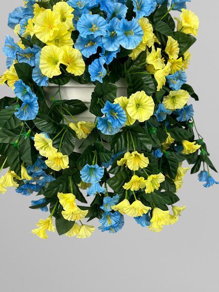 Підвісна жовто-блакитна композиція з ампельної петунії у пластиковому вазоні, висота 50 см А863 фото